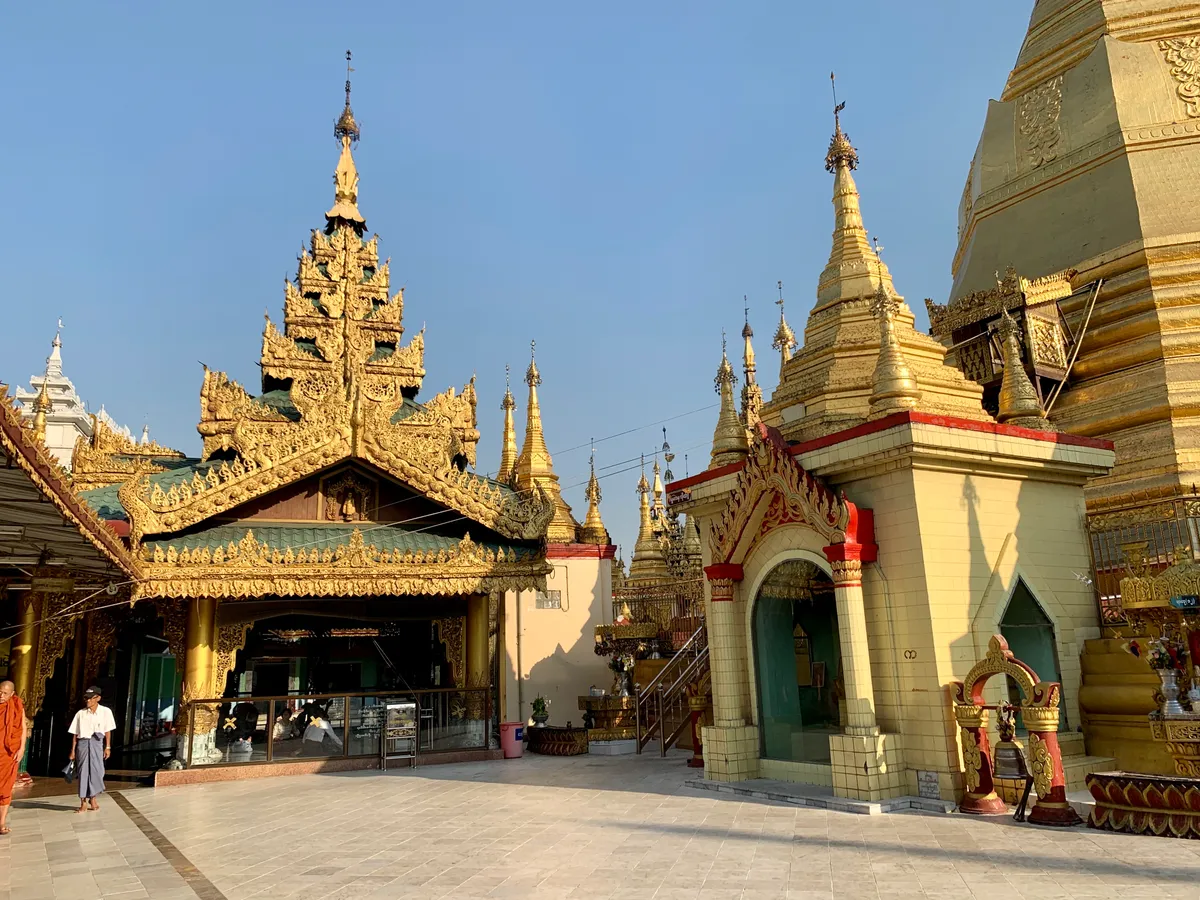 苏雷佛塔全景，镀金塔尖与市中心尽收眼底。